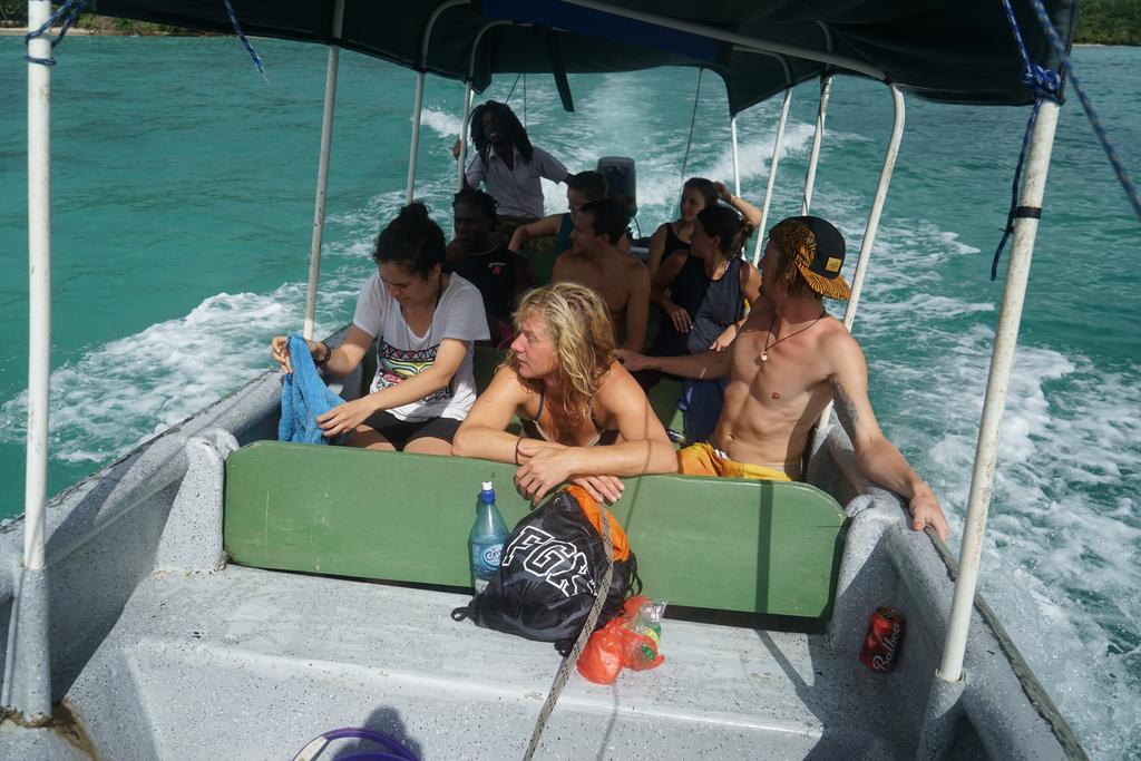 ホテル Surf Camp ボカス・タウン エクステリア 写真